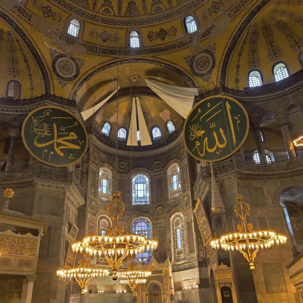 Picture of a mosque in Istanbul, Turkey