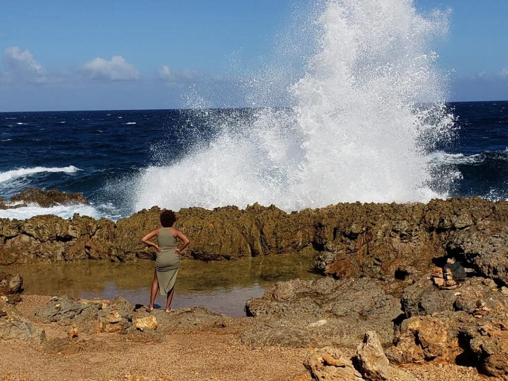 Picture of water splashing against the rocks in Aruba